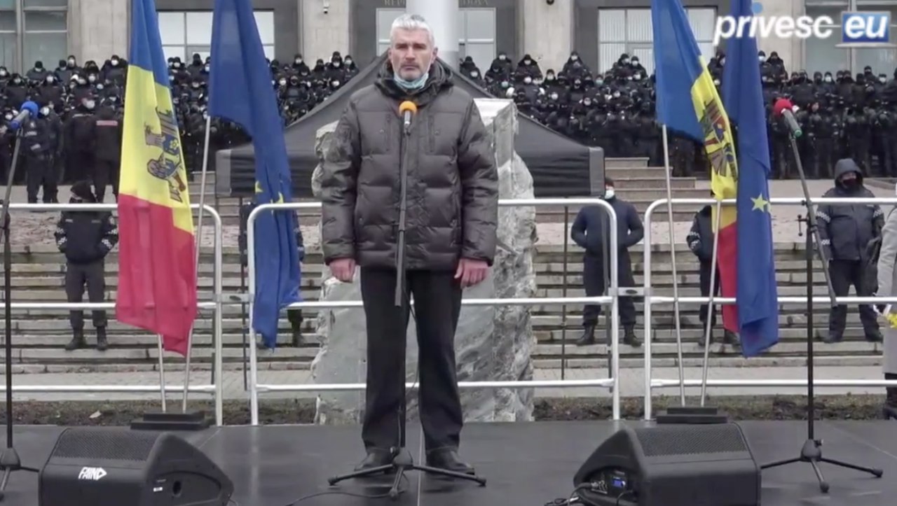 Alexandru Slusari: __"Îi cerem lui Dodon să demisioneze pe 10 decembrie, atunci când Curtea Constituțională va valida mandatul noului președinte. Platforma DA vă invită atunci la un nou protest anti-Dodon și anti-Guvernare.  (...) Noi nu mai putem aștepta 2 săptămâni acest dezmăț care l-am văzut în ultimii 4 ani. Ajunge, nahren s pleaja".__