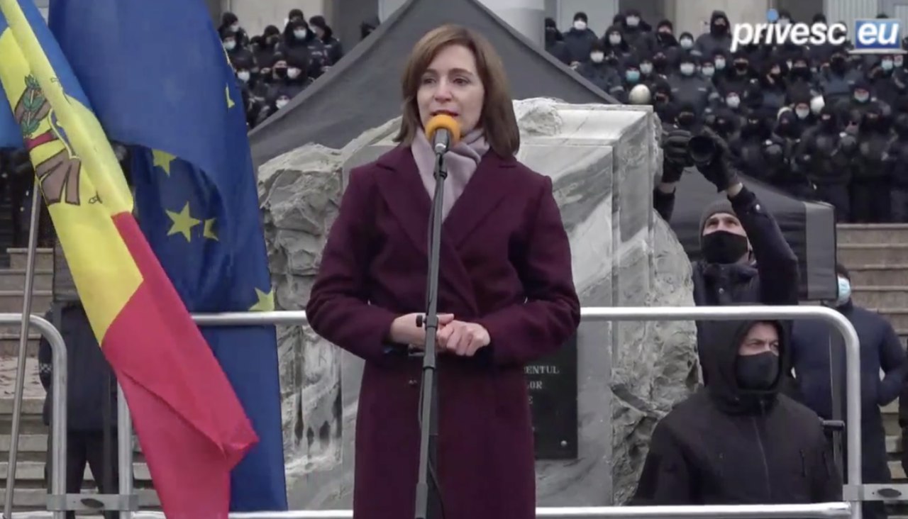 Maia Sandu: __Dodon și oamenii lui sunt cei care ne fac de rușine peste tot în lume. Supărat că nu a reușit să amăgească oamenii și de data asta, Igor Dodon încearcă să dea foc la țară. Să ne țină în izolare internațională, să facă viața oamenilor și mai grea. Așa se răzbună el pe oameni, pentru că nu l-au votat. Așa încearcă să se țină de putere. Pentru ca să poată el și camarazii să fure nepedesiți. Împreună cu Șor au transformat Parlamentul într-o găinărie. Este o rușine ce fac. Acest dezmăț trebuie oprit. __
