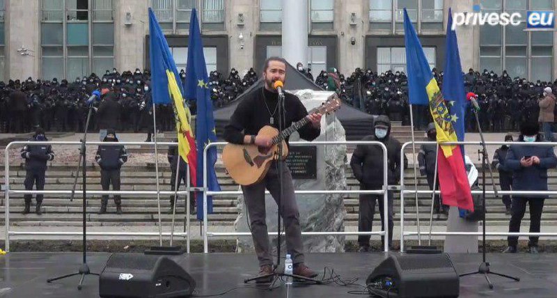 Pașa Parfeni cântă pe scenă în PMAN. Observați în spate: Numărul polițiștilor a fost suplimentat. Aceștia formează un cordon alcătuit din cel puțin 5 rânduri deja