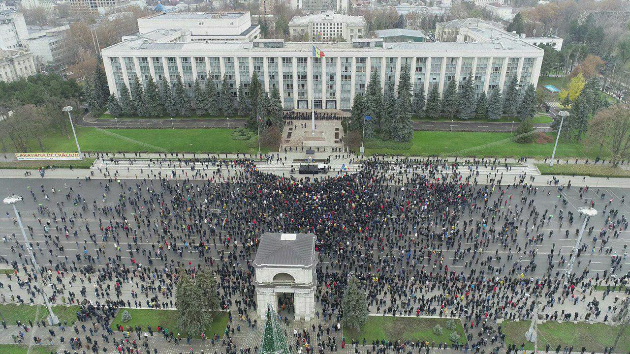 Sursele afiliate socialiștilor distribuie imagini de pe dronă, pentru "a arăta cât sunt de puțini la protest". Ora 12.00