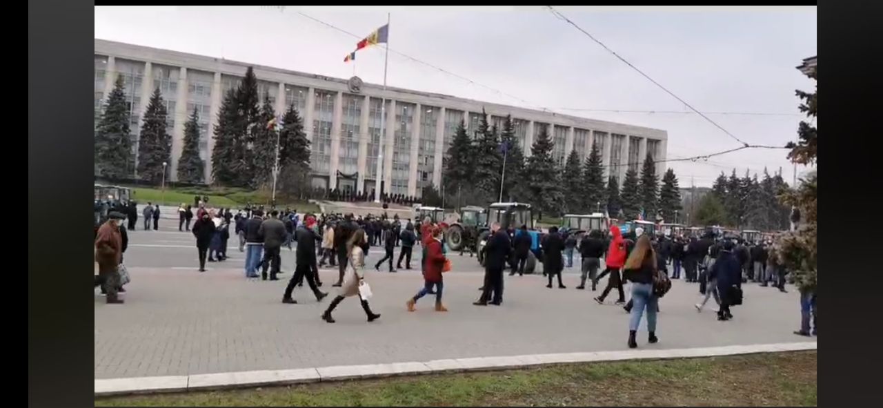 Mai mulți polițiști au fost aduși în fata Executivului pentru a păzi întrarea în clădire, după ce câțiva protestatari ar fi încercat să între în audiență la premier