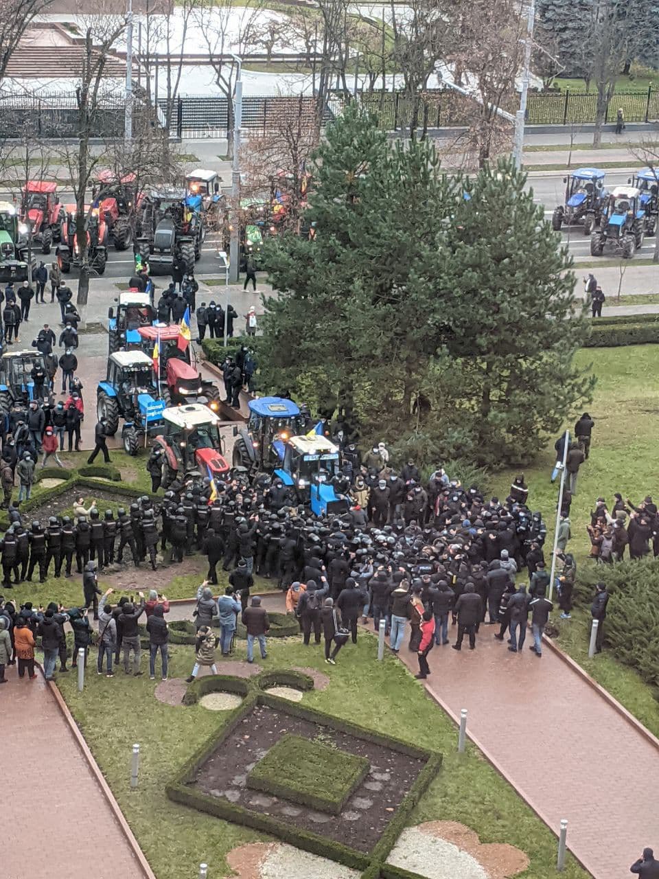 FOTO. Deputatul Radu Marian, fotografie din interiorul Parlamentului: Câteva tractoare încearcă să se urce pe scările clădirii. Poliția încearcă să blocheze accesul