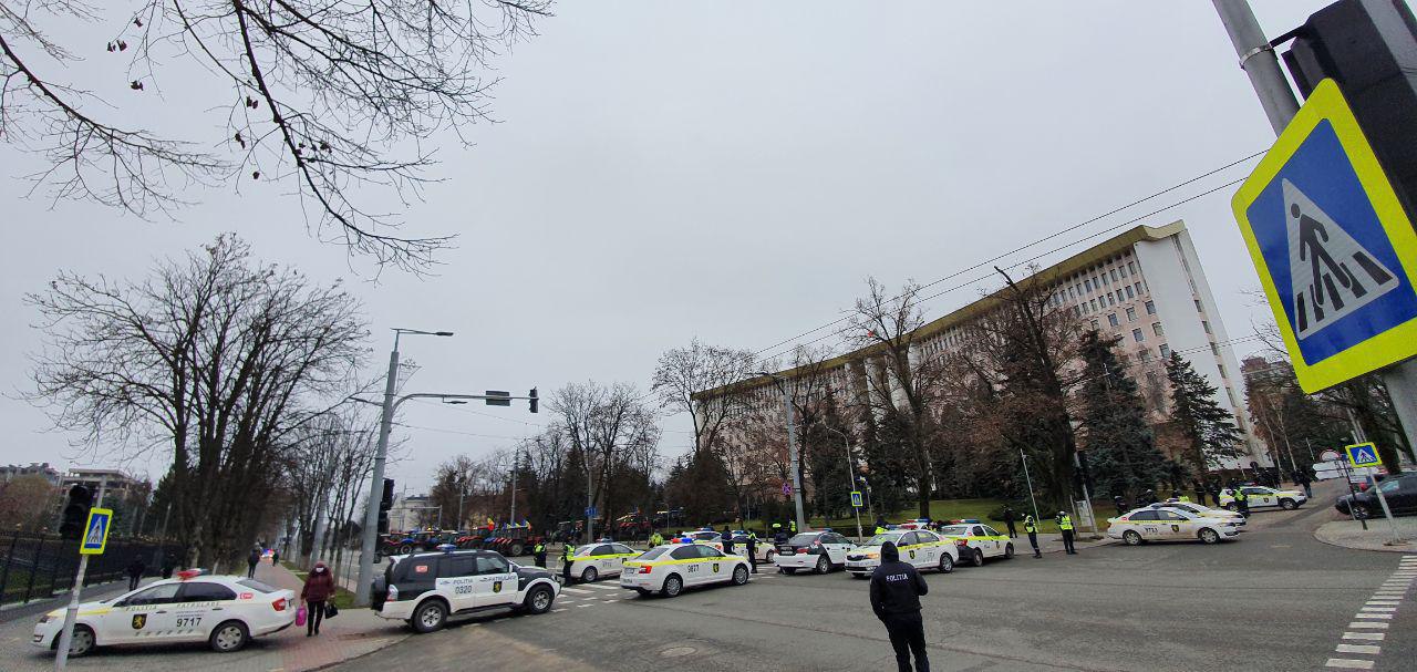 Fotografie de la abonați: Bulevardul central este blocat în acea zonă. Zeci de mașini de poliție la fața locului