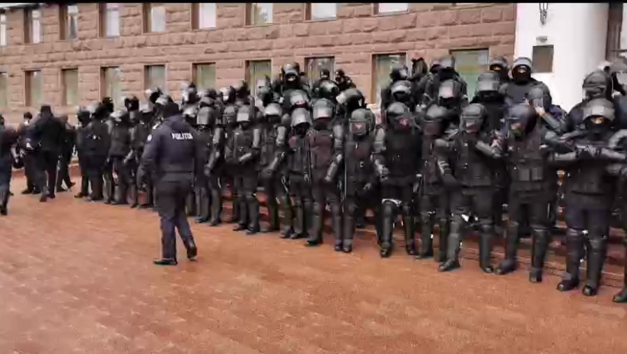 Sute de polițiști dislocați în fața clădirii Parlamentului. Unul dintre protestatari susține că s-au folosit gaze lacrimogene. LIVE aici