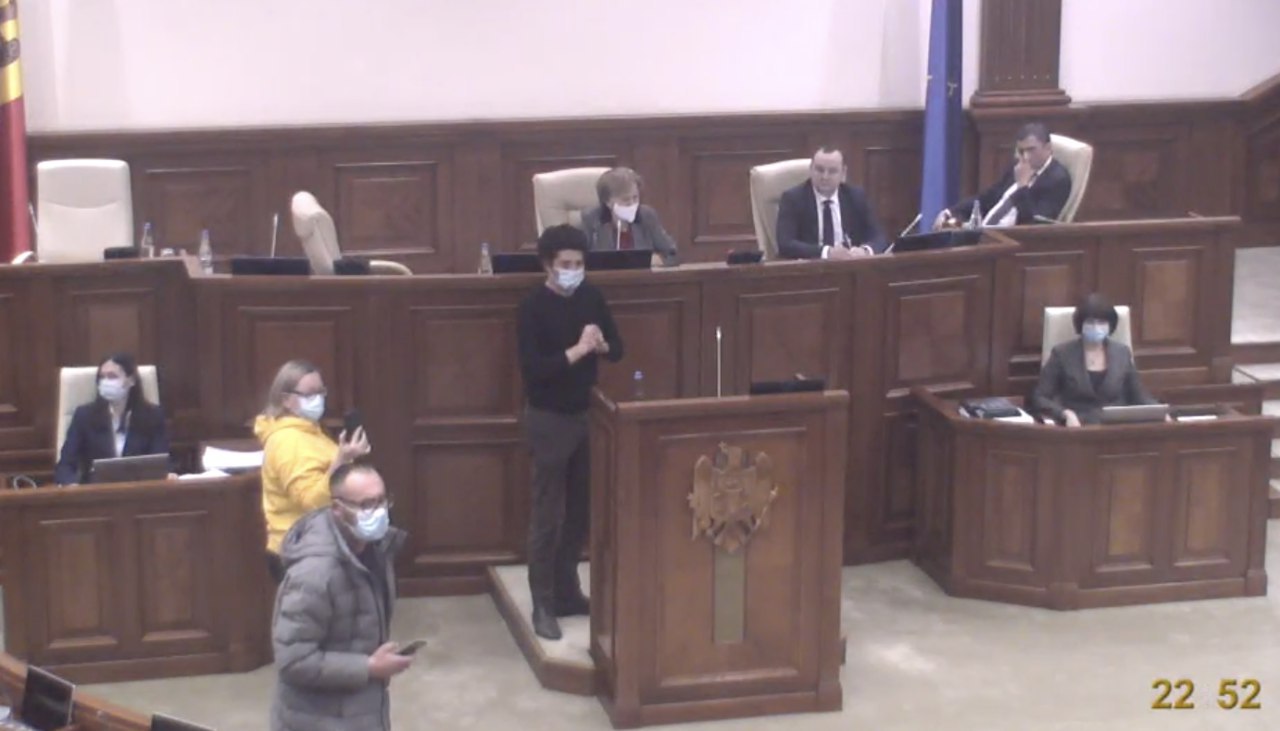 Radu Marian, Liviu Vovc, Dinu Plângău, Sergiu Litvinenco și Galina Sajin protestează că nu li se oferă cuvânt la microfon. "Nimeni nu v-a pus să părăsiți ședința", a dat replică Greceanîi