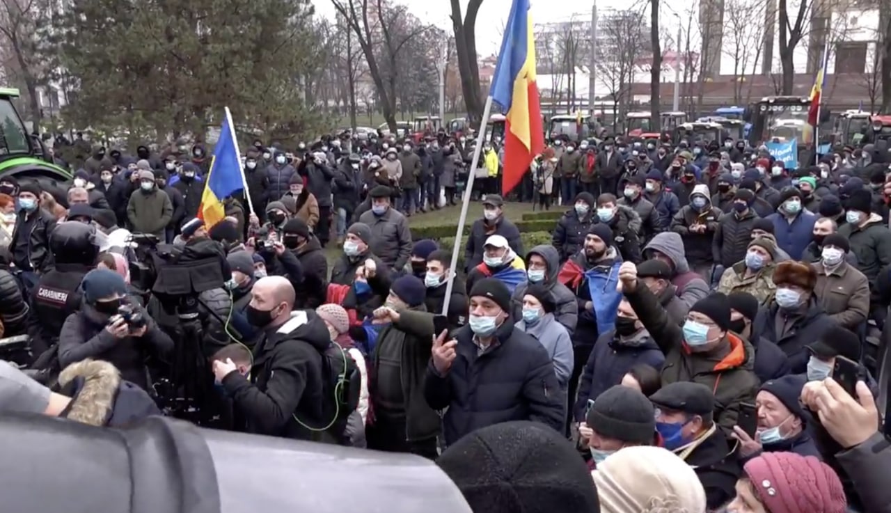 LIVE: Sute de oameni s-au adunat azi iar la Parlament. În fața lor vorbesc deputații Platformei DA