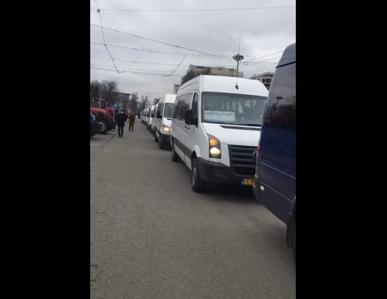 Zeci de microbuze staționează acum în PMAN. Transportatorii s-au alăturat protestului agricultorilor, nemulțumiți de susținerea pe care o au din partea Guvernului