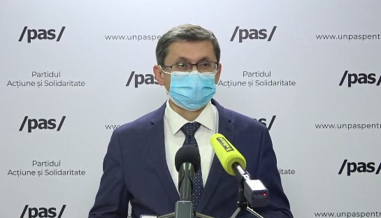 "Acest Parlament nu poate numi un Guvern pentru oameni. Un alt Guvern înseamnă amânarea pe termen nedefinit a alegerilor anticipate. Oamenii vor alegeri anticipate. PAS va respecta ceea ce cer oamenii - declanșarea cât mai rapidă a alegerilor anticipate", a spus Grosu, fără să răspundă la întrebări din partea presei