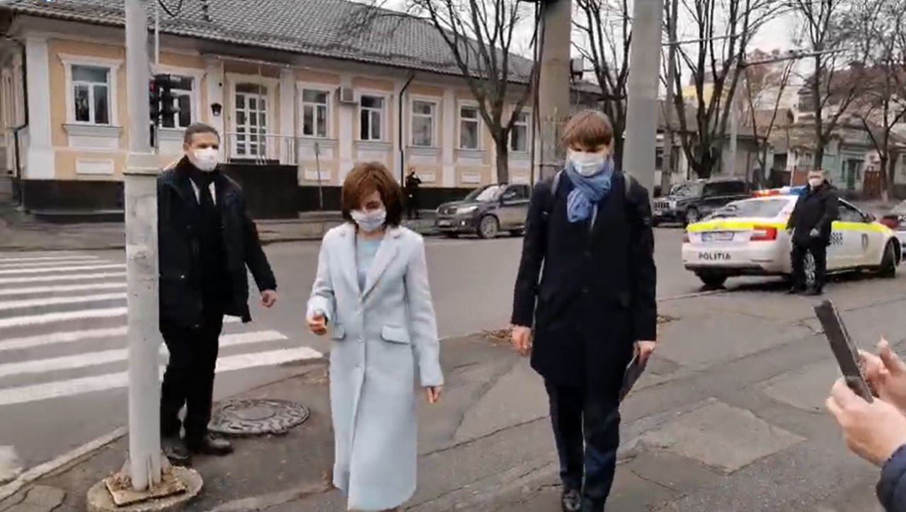 A sosit și Ion Chicu, dar și Zinaida Greceanîi, care au fost huiduiți de câteva zeci de oameni adunați în fața clădirii. Începe ceremonia de învestire