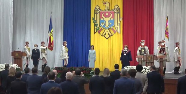 Pe scenă sunt 3 femei: Zinaida Greceanîi, președintele Parlamentului, Maia Sandu - președintele nou ales și Domnica Manole - președintele Curții Constituționale