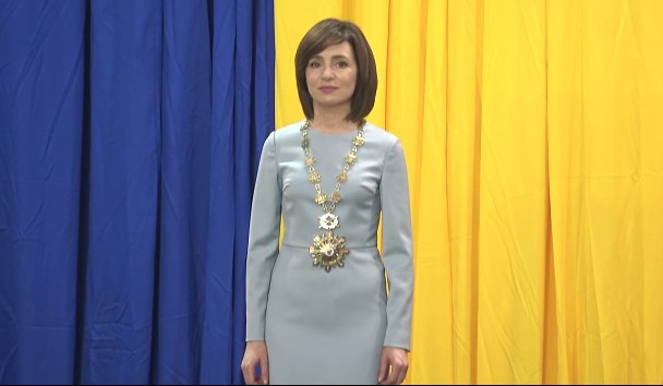 Președinte în mod oficial. Maia Sandu a depus jurământul cu mâna pe Constituție și a primit însemnele prezidențiale: Stindardul și culonul prezidențial (valoare cca 150 de mii de lei, utilizat la fiecare învestire). Începând din acest moment, Maia Sandu este oficial președinte al țării, cu atribuții depline