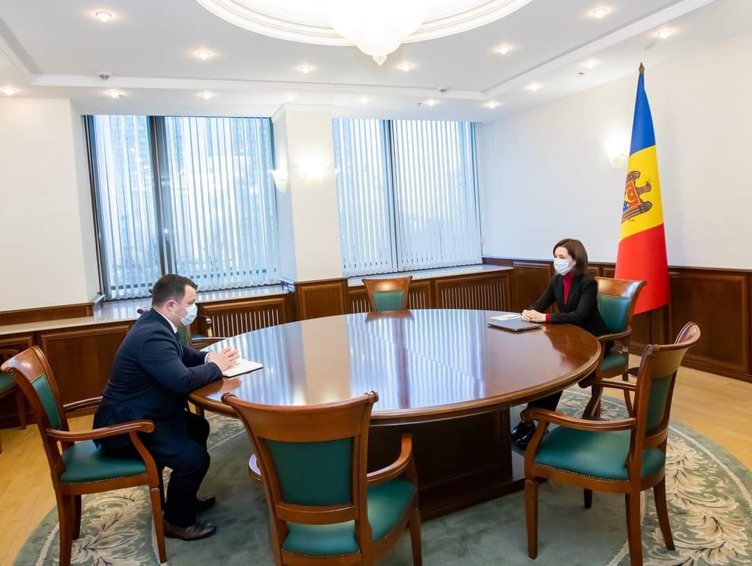 Maia Sandu: __Am discutat despre situația actuală din Republica Moldova și despre riscurile la adresa securității statului. Am reiterat poziția mea în calitate de președinte în legătură cu lupta împotriva corupției și consolidarea instituțiilor statului pentru a asigura securitatea națională. Cetățenii așteaptă ca instituțiile statului să lucreze în interesul oamenilor și să se ghideze în activitatea lor de lege.__