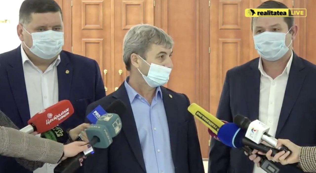 Klaus Iohannis vine mâine la Chișinău, în prima parte a zilei. Vă spuneam despre asta încă acum vreo 2 săptămâni. Este primul șef de stat care vine în Moldova de la învestirea Maiei Sandu. La 11.30 va fi primit, urmează o discuție privată cu președintele moldovean, iar la 13.00 urmează declarații de presă