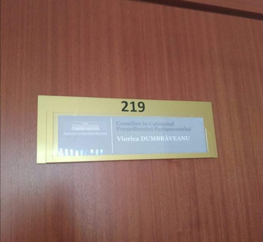 Aceasta ar putea deveni consilieră in cabinetul președintelui Parlamentului, Zinaida Greceanîi. Cel puțin așa scrie pe acest frontispici din Legislativ