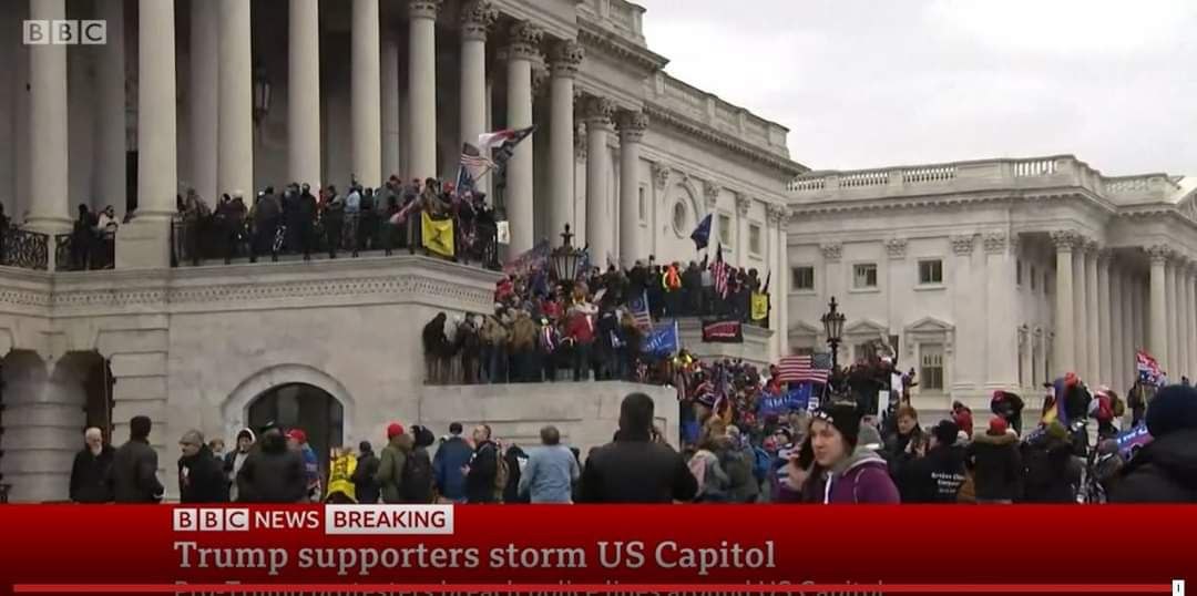 Breaking in SUA: Susținătorii lui Trump au spart usa Capitolului, unde are loc ședința de validare a lui Joe Biden, și au întrat în interior. Politia cheamă întăriri pentru a elibera edificiul. S-ar putea să iasă urât