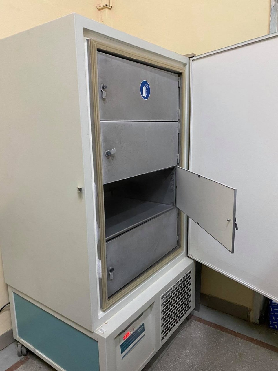 S-a găsit un frigider unde să păstrăm vaccinul anti-COVID19 la o temperatură foarte joasă. Așa arată