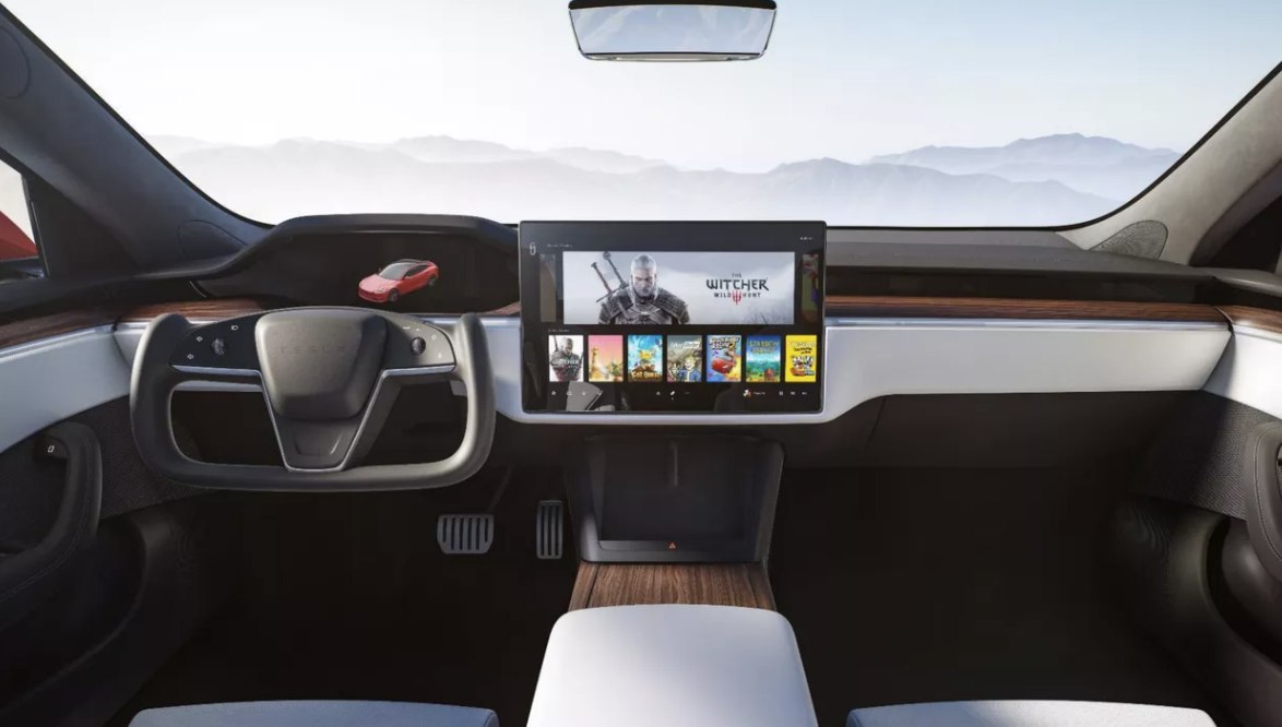 Tesla anunță un redesign pentru Tesla Model S: un interior și mai simplificat, un range de cel puțin 520 de mile, 100km/h în mai puțin de 2 secunde și livrări începând cu luna martie. Vor fi schimbări și pe Model X, însă acestea pot fi observate pe interior mai mult. Detalii aici