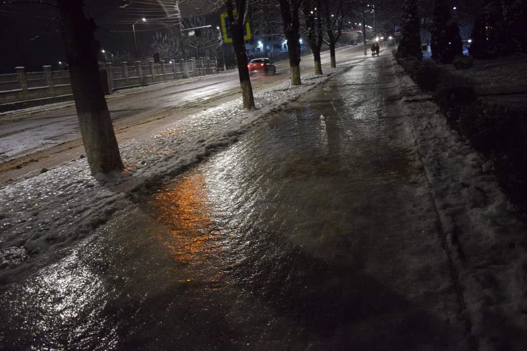 Azi noapte la Ialoveni totul era sticlă pe jos. Aveți grijă cum călcați când ieșiți azi din casă