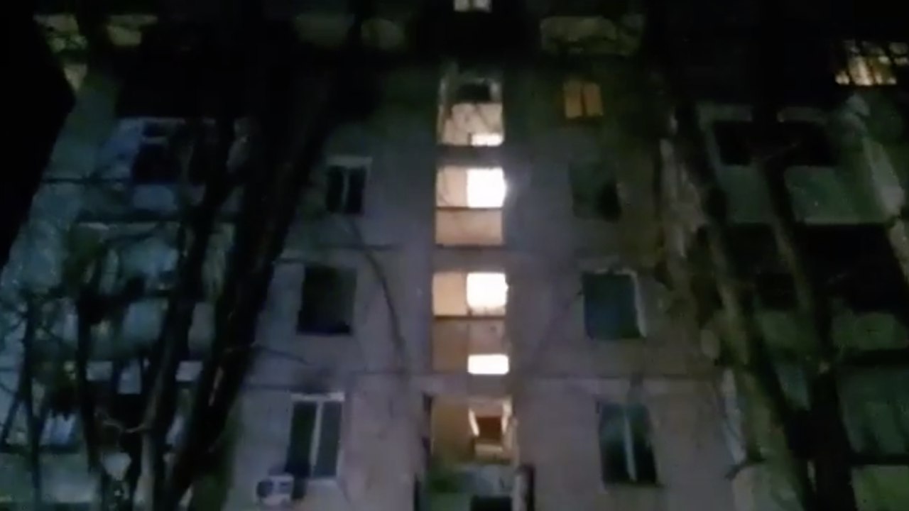 Deflagrația a avut loc într-un bloc de pe str. Independenței 12/1. Explozia s-a produs într-o bucătărie comună și a afectat mai multe apartamente. Sunt cel puțin 4 echipe de salvatori la fața locului