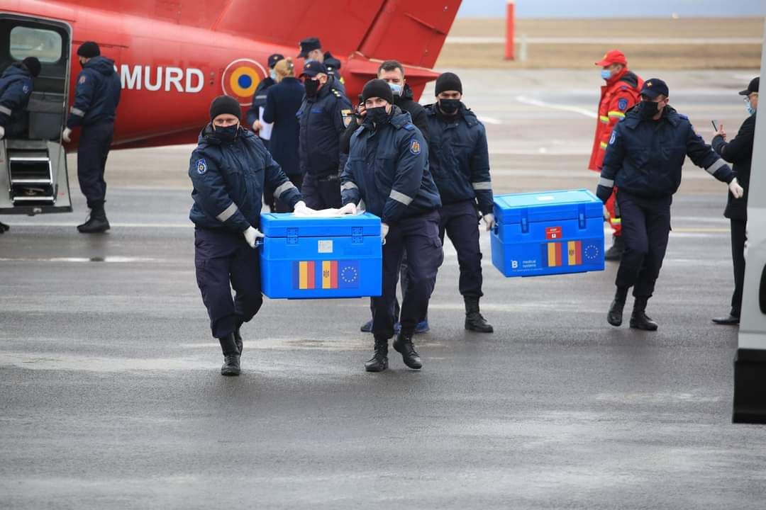 Primele 21,600 doze de vaccin Covid19 au ajuns la Chișinău, donație trimisă cu un avion SMURD de la București