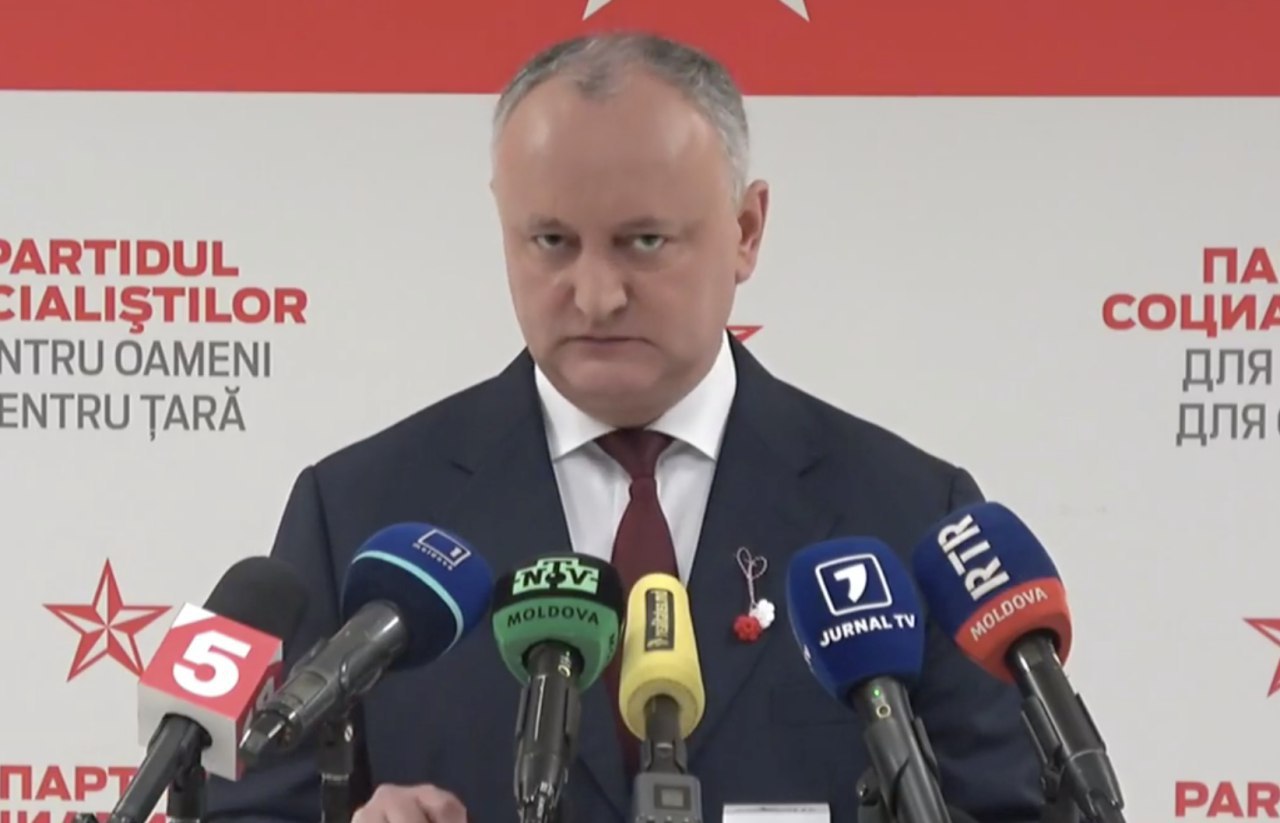 Dodon: __Considerăm că e nejustificat să așteptăm sfârșitul lunii martie. După 23 martie nu se întâmplă nimic. Constituția nu se schimbă după 23. Un eventual decret de dizolvare a Parlamentului în actualele condiții reprezintă o gravă uzurpare a puterii de către președinte. Nimeni nu va putea organiza alegeri în baza unui astfel de decret. Considerăm că actuala criză politică poate fi rezolvată doar prin dialog. Suntem gata să avem dialog și cu președintele țării.__