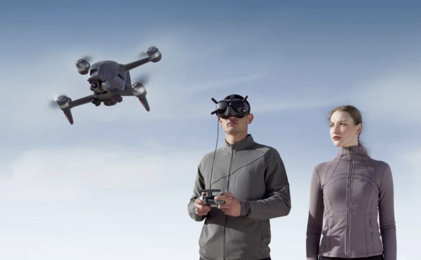 DJI a lansat azi o nouă dronă: DJI FPV. Noutatea este că aceasta vine în pachet cu un controller de mână și o cască pentru ochi, pentru o experiență de zbor din interiorul aparatului. Device-ul poate transmite semnalul video la o distanță de până la 10km. Prețul unei unități ajunge la cca $1,300