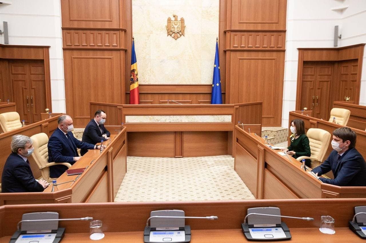 În mesajul său de pe facebook aceasta spune că nu pleacă însă din viața publică: __Dragi cetățeni, prieteni, în politică poate că este loc de cinism, dar nu așa, nu acum, când în pericol este viața omului. Iată de ce vin cu un anunț: am decis să îmi retrag candidatura de la funcția de Prim-Ministru al Republicii Moldova. Nu îmi pot permite ca numele și reputația mea să fie folosite pentru reglări de conturi între clanurile politice, eu am acceptat nominalizarea doar din dorința de a contribui la depășirea crizelor și a mișca țara înainte