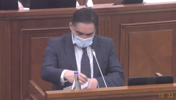 Alexandru Stoianoglo, din nou la tribuna Parlamentului, citește cererea de ridicare a imunității deputatului Șor, Denis Ulanov