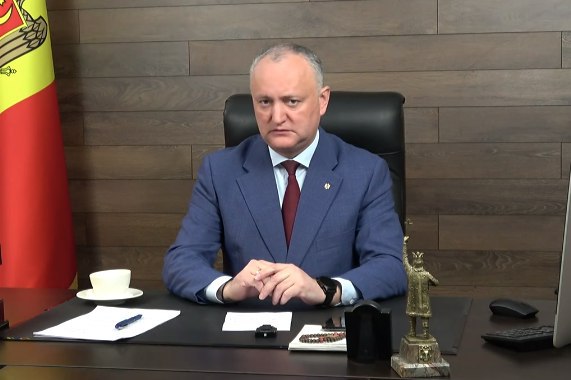 Alegeri anticipate. Alegerile nu vor fi în luna mai, iunie, iulie, cum vrea Maia Sandu. Noi nu vom admite alegeri în condiții de pandemie. Avem suficiente pârghii pentru a nu admite acest lucru. Mai mult, vă amintesc că nu putem avea scrutinuri electorale, cât nu avem acoperire financiară (e necesară modificarea bugetului în Parlament și alocarea mijloacelor financiare). Nu vom vota în Parlament alocarea banilor pentru alegeri până nu cumpărăm cel puțin 400 de mii de vaccinuri. Niciun ministru și deputat nu va ridica mâna pentru fanteziile electorale, în loc să cumpărăm vaccin