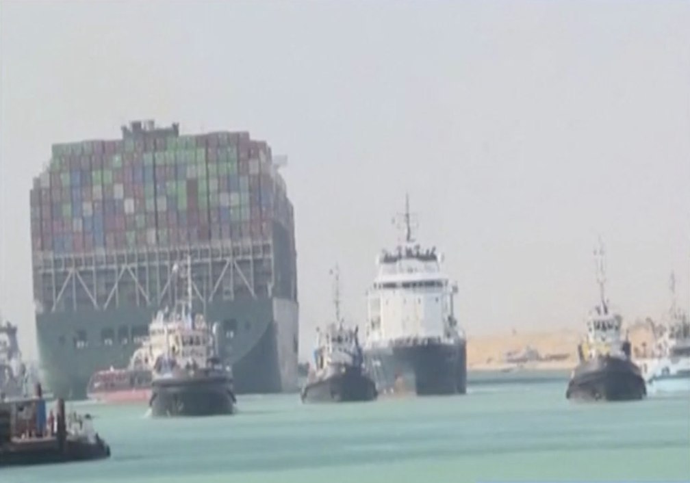 Cargobotul gigant Ever given, cu lungimea de cca 430 de m, blocat în canalul Suez "a fost eliberat" azi după prânz". Circulația se reia