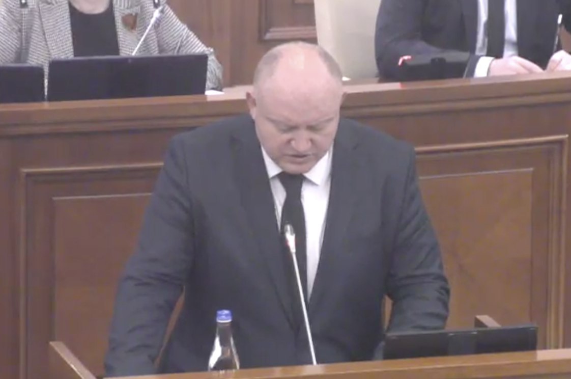 Vasile Bolea citește de la tribună declarația, care nu prea are valoare juridică