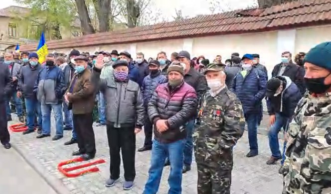 Dosarul anabolizantelor cu implicarea unei mașini a Ambasadei Moldovei: Alte 4 persoane, REȚINUTE. Persoanele reținute sunt doi bărbați și două femei, cu vârste cuprinse între 34 și 55 ani. Aceștia erau responsabili de producerea și livrarea anabolizantelor către diferite state ale Uniunii Europene, inclusiv în Federația Rusă