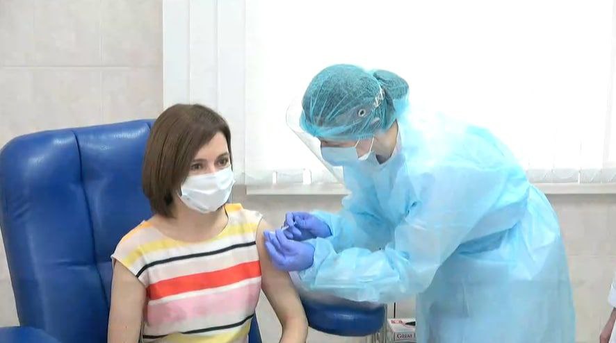 Președintei Maia Sandu i-a fost administrată azi dimineață prima doză de vaccin AstraZeneca