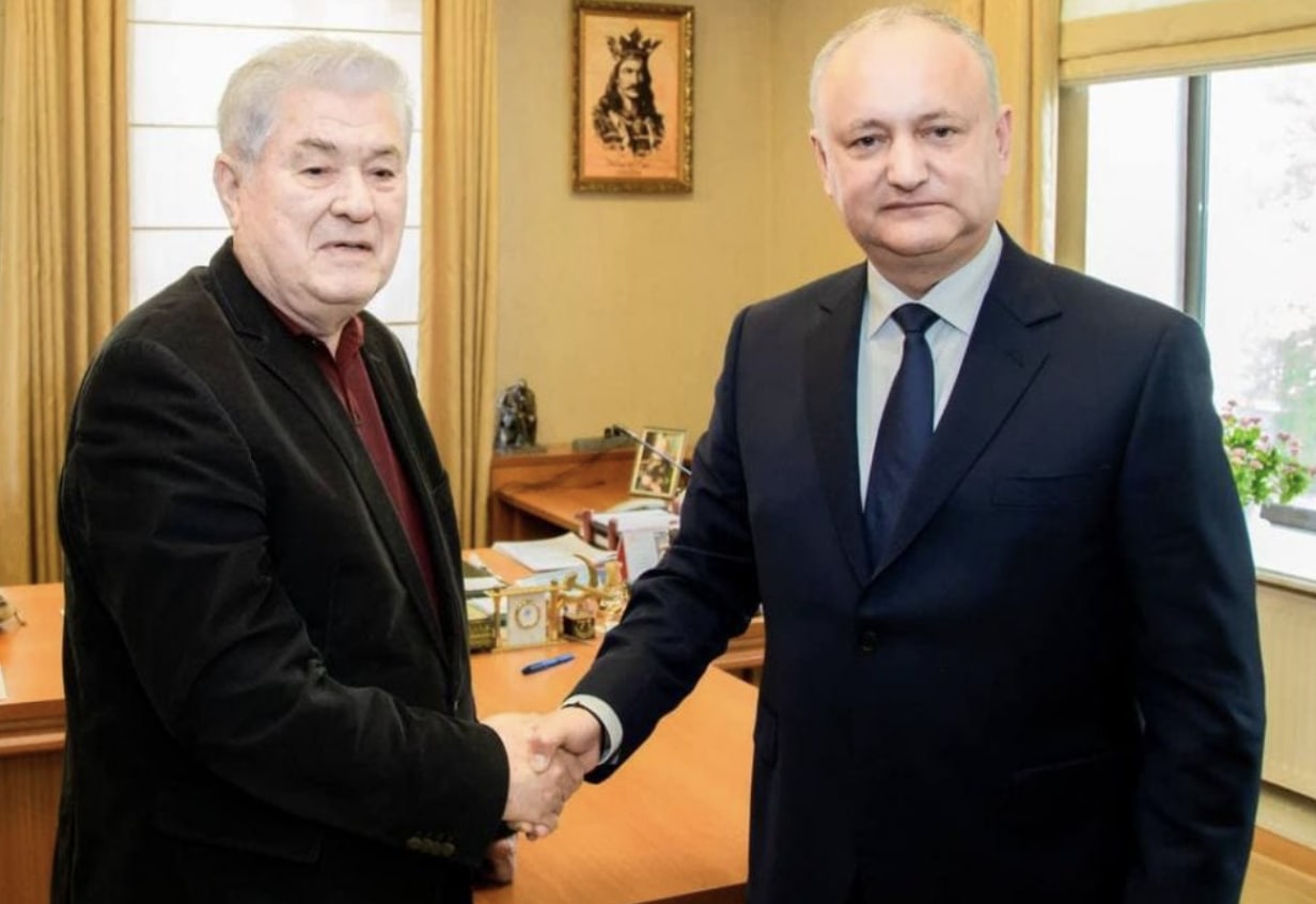Voronin și Dodon au semnat documentul oficial de formare a blocului electoral. Cei doi lideri apar într-o fotografie dându-și mâna