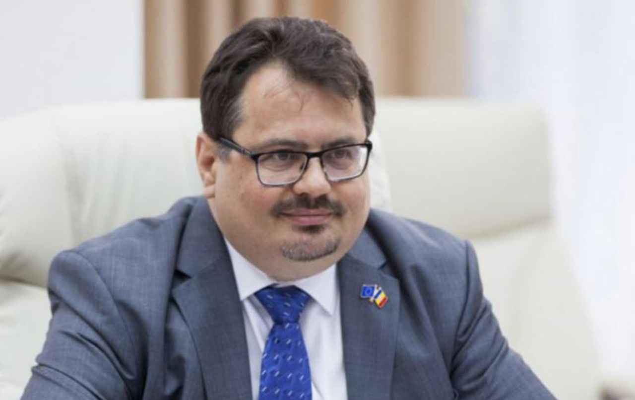 Ambasadorul UE la Chișinău, Peter Michalko, consideră că astfel de momente precum cel în care un judecător ia o sacoșă de la unul dintre avocații lui Ilan Șor sunt de neimaginat în țările cu un sistem al justiției modern. „Scena despre care ați vorbit (n.r. - momentul în care un judecător primește o pungă de la un avocat al lui Șor) nu sunt imaginabile în sistemul de justiție modern în nicio țară. Nu înțeleg cum asta poate să fie tolerat pur și simplu. Și asta este și împotriva legislației, în ceea ce privește comportamentul judecătorilor și a părților într-un caz. Este evident că aici e vorba de necesitatea schimbărilor profunde în sistemul judecătoresc și cum el nu doar lucrează, dar cum gândește”, a declarat ambasadorul UE în cadrul emisiunii „Ora Expertizei” de la Jurnal TV