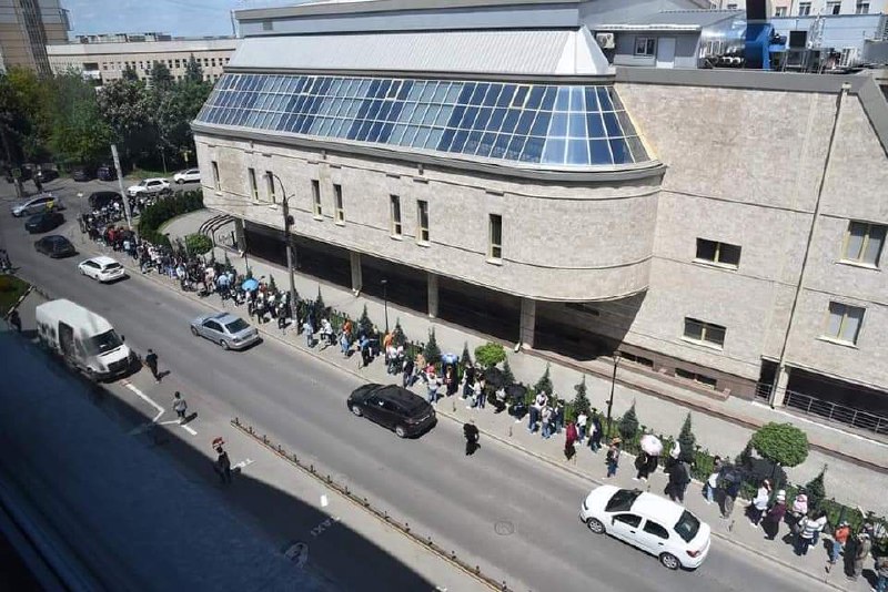 Fotografia Zilei: Rând cu sute de oameni azi la Chișinău care au venit sa se vaccineze împotriva Covid19 (în special cu Pfizer). Unii au așteptat cca 3 ore pentru a primi prima doză, în cadrul maratonului organizat de Universitatea de Medicină