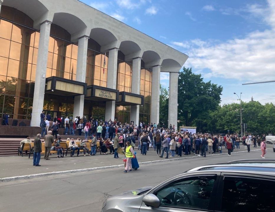Aglomerație mare în această dimineață la Palatul Republicii, unde oamenii au venit devreme doar pentru a prinde loc pentru doza de vaccin Pfizer