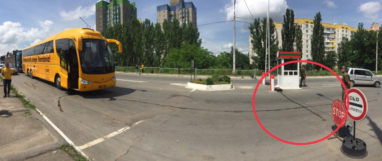 Incident la granița ilegală cu regiunea transnistreană. Separatiștii au pus în fața autocarului AUR o bandă cu țepi