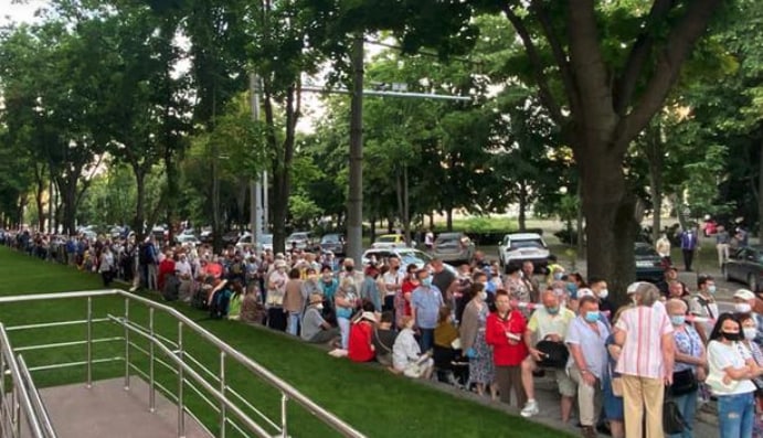 Maratonul de vaccinare a început mai devreme, înainte de 07:00! Sute de oameni stau la coadă de aseară. Sunt disponibile vaccinurile Sputnik V, AstraZeneca, Sinovac și Sinofarm