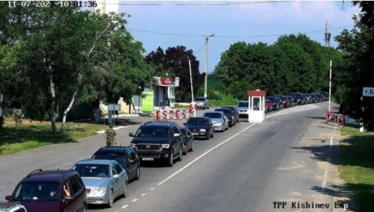 Rezina. Pe podul de la Rezina este coadă de mașini. Alegătorii din r. transnistreană vin să voteze la secțiile din dreapta Nistrului