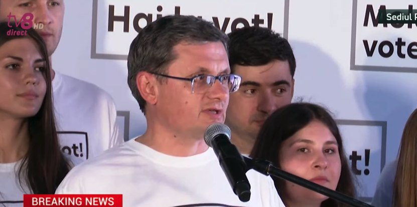 Grosu: Noi am văzut și niște date ale unui sondaj. Cel mai bun sondaj pentru mine sunt rezultatul alegerilor. Noi vom aștepta calm rezultatele oficiale. Am o adresare către instituțiile statului: Să vegheze în continuare pentru ca votul oamenilor să nu fie furat. Eu sunt sigur că hoții vor încerca să trișeze la numărare, la contestare, etc. Rog toată lumea să fie vigilentă