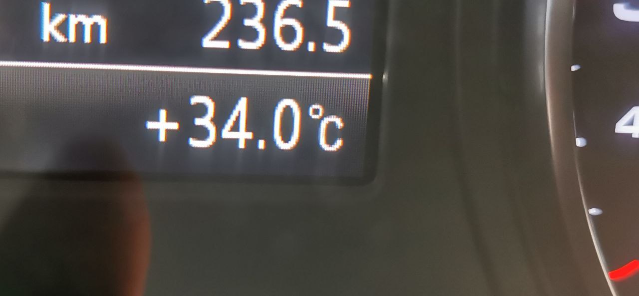Încă n-am ajuns bine la orele prânzului dar afară sunt 34 de grade Celsius. Fiți atenți 😉🥵