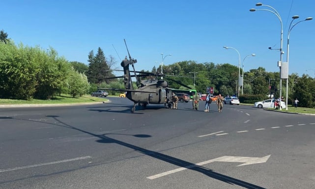 București. Un elicopter Black Hawk american a aterizat forţat în piaţa Charles de Gaulle. “Ambasada SUA a luat cunoștință de incident și urmărește îndeaproape evoluțiile. Înțelegem că nu au existat răniți. Lucrăm alături de partenerii noștri români pentru rezolvarea situației și vom furniza informații actualizate pe măsură ce vor deveni disponibile”, arată un comunicat al biroului de presă