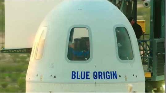 LIVE: Jeff Bezos și fratele său Mark Bezos au intrat în capsula care îi va duce în spațiu. Zborul e planificat să înceapă în 20 de min. __Se scrie istorie :)__