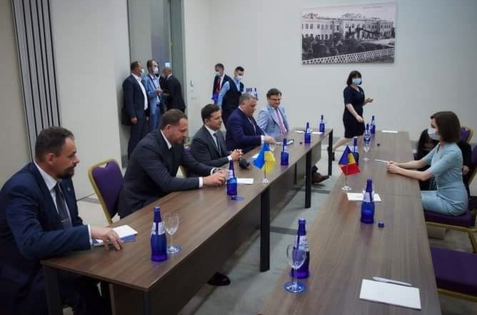 Potrivit surselor (1, 2), care publică același text (ciudat, nu?!), Sandu le-a ținut oficialilor ucraineni lecții de moralitate, spunându-le tot ce crede despre soldații ruși care trec în r. transnistreană prin Ucraina, despre energia electrică pe care o transportă Ucraina către r. transnistreană, despre contactele lui Ermak cu Kasnoselskii. Și despre cazul Ceaus: "Noi știm, că e la voi, știe și Londra, știe tocmai și Washingtonul", le-ar fi spus Sandu