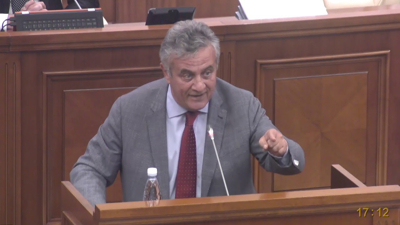 Presa a început să vehiculeze mai multe nume referitor la cum vor fi împărțite portofoliile. Strigător la cer mi se pare dacă Oleg Reidman va ajunge șef de comisie finanțe publice. Omul care chipurile investiga situația de la BEM (fost șef comisie parlamentară de anchetă), omul care a avut acces la secretul de stat, și, putem deduce că a știut multe din lucrurile care se întâmplau în timpul #FraudaBancară, acum ar putea ajunge din nou într-o funcție de control similară. Nu mai ieșim din acest cerc vicios 🤦‍♂️