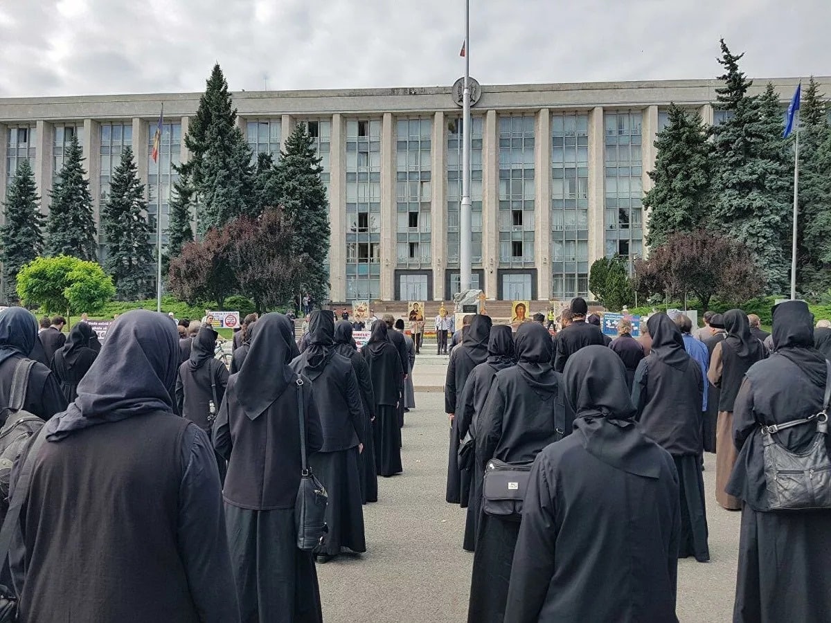 Grup de preoți, protest în fața Guvernului împotriva vaccinării antiCOVID19: Cer stoparea vaccinării obligatorii