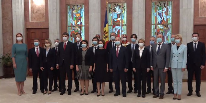 Membrii noului Guvern au depus jurământul în incinta președinției. Maia Sandu le-a urat spor la treabă: __ Orice decizie ce o veți lua să pornească de la nevoia cetățeanului. Să vă faceți lucrul cu onoare__