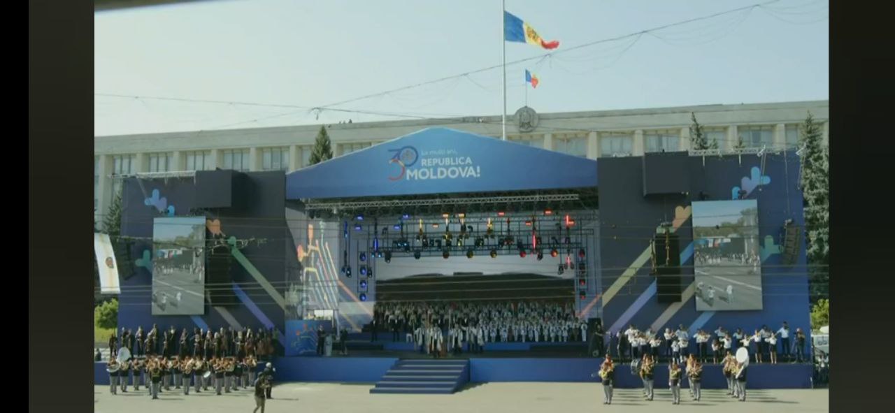 Live: Parada militara din centrul Capitalei cu ocazia Zilei Independentei
