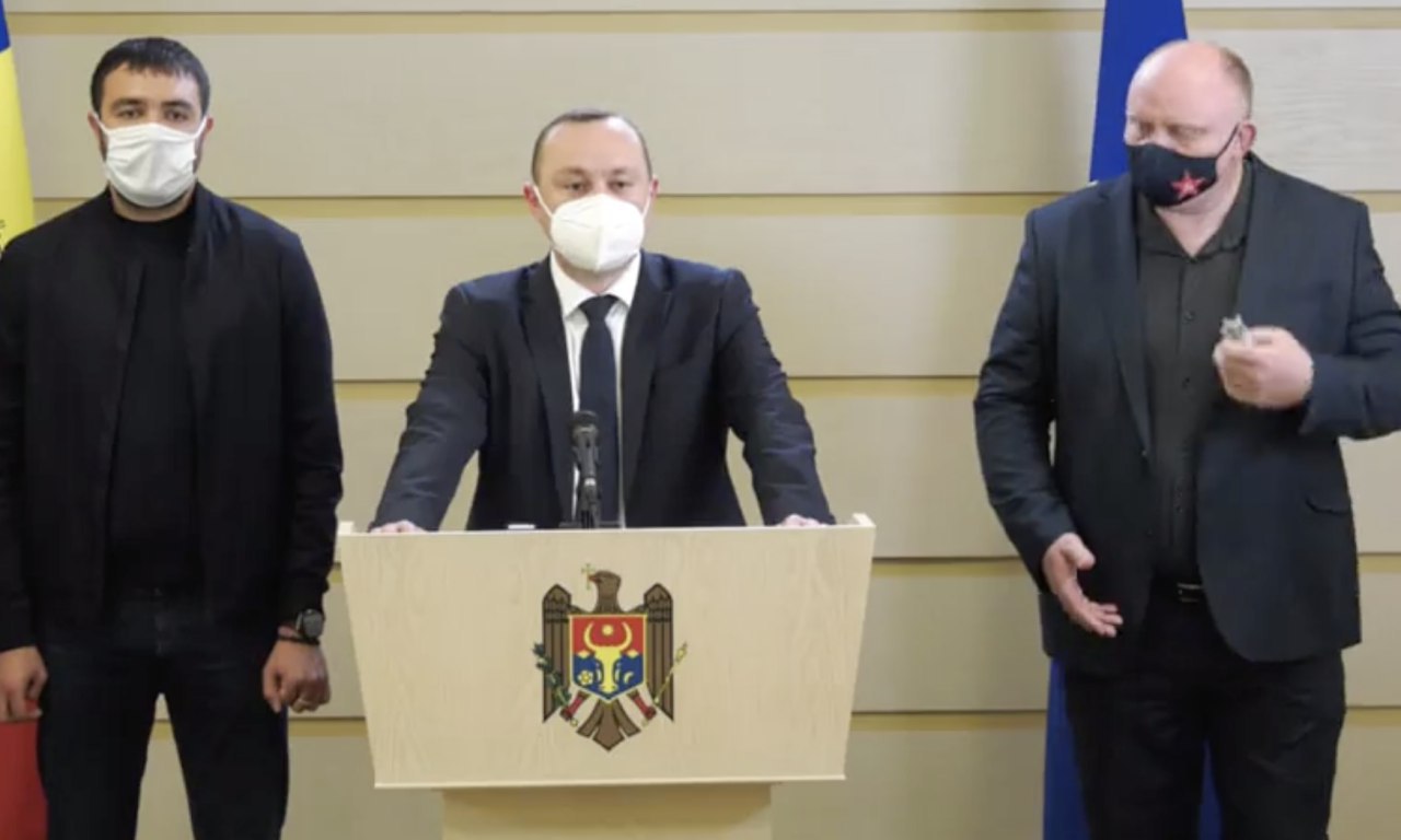 Socialiștii anunță proteste începând cu ziua de duminică, pentru "a apăra statul de drept și democrația". Deputații socialiști se referă la reținerea lui Alexandru Stoianoglo